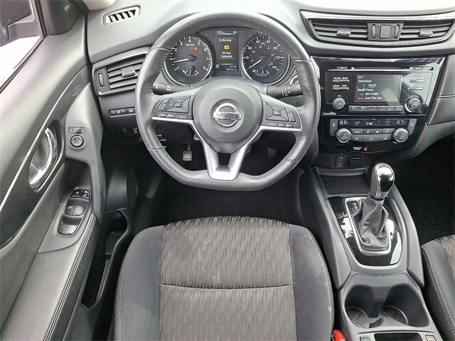 2017 Nissan Rogue SV photo 2