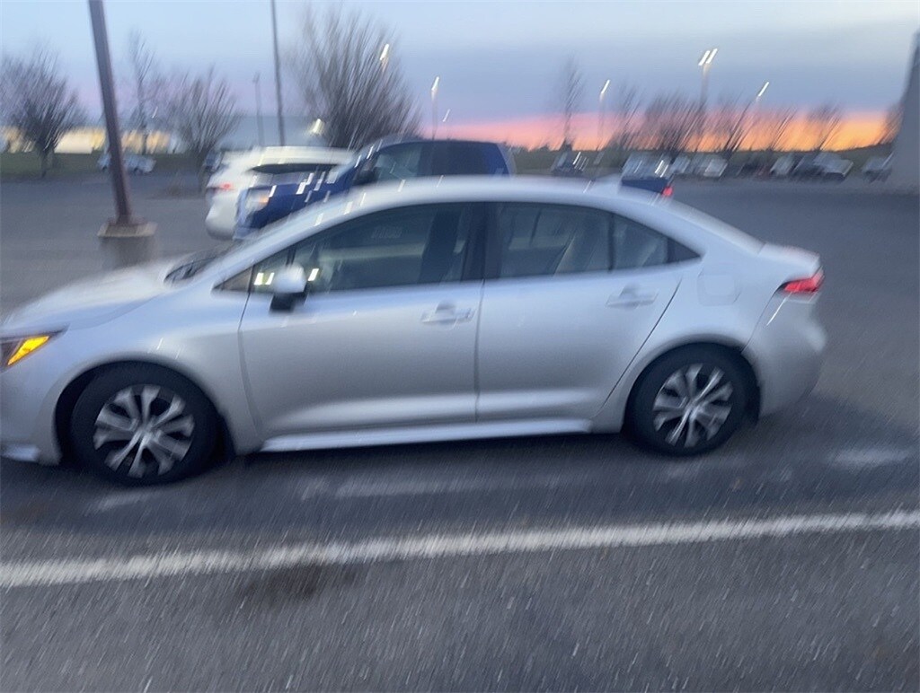 2022 Toyota Corolla Hybrid LE photo 3