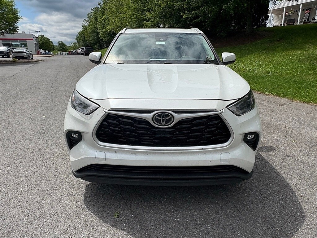2022 Toyota Highlander XLE photo 2