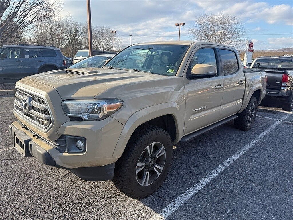 2017 Toyota Tacoma TRD Sport photo 4
