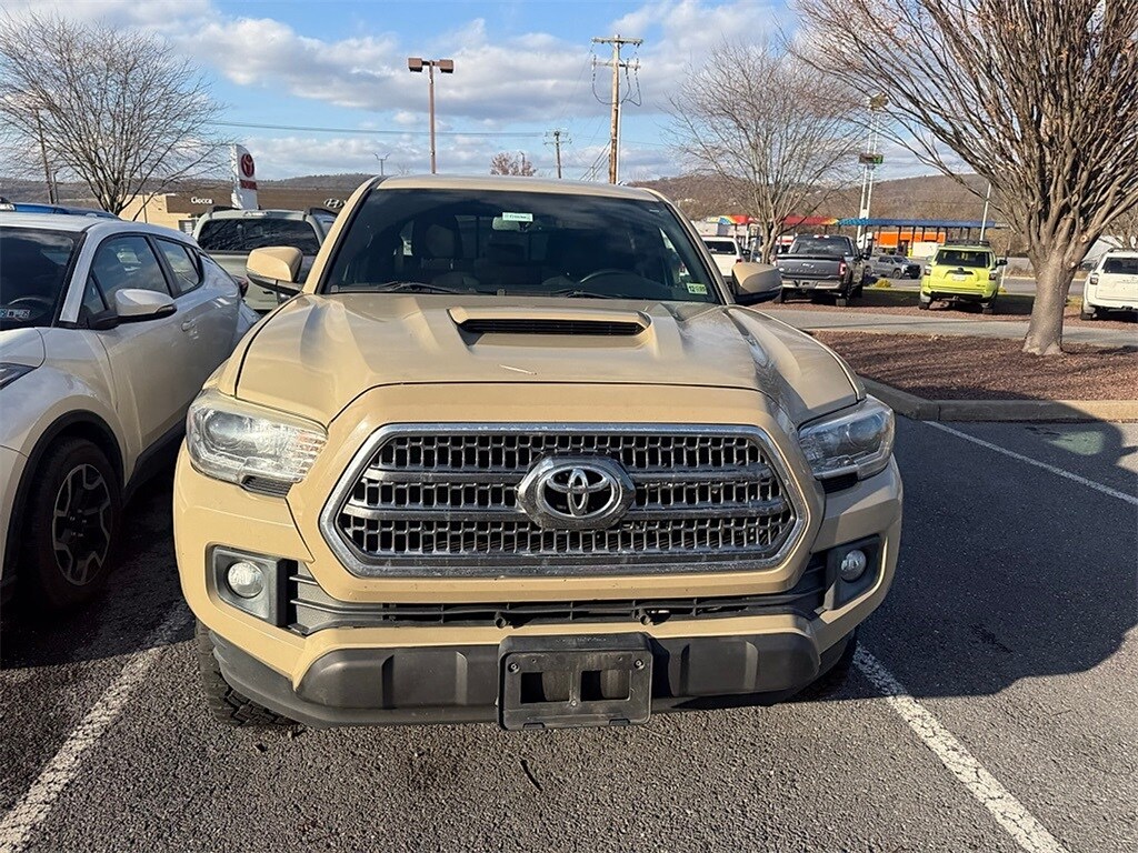 2017 Toyota Tacoma TRD Sport photo 2