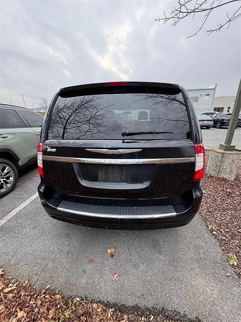 2013 Chrysler Town & Country Touring photo 4