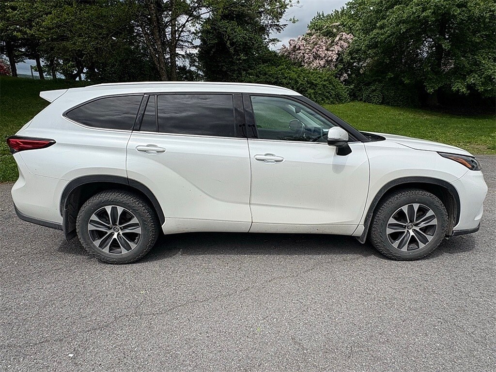 2022 Toyota Highlander XLE photo 3