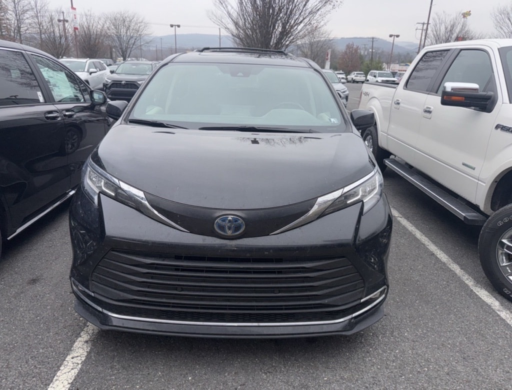 Used 2023 Toyota Sienna XLE Minivan/Van