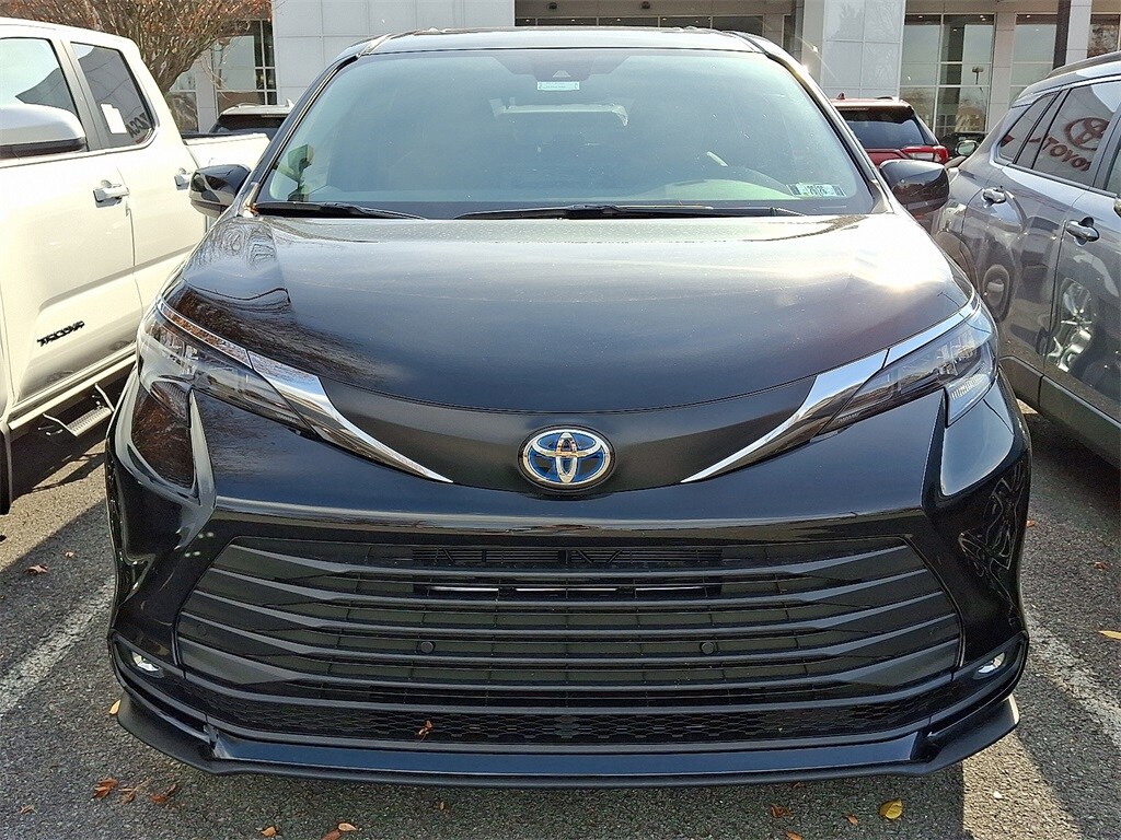 2025 Toyota Sienna XLE photo 2