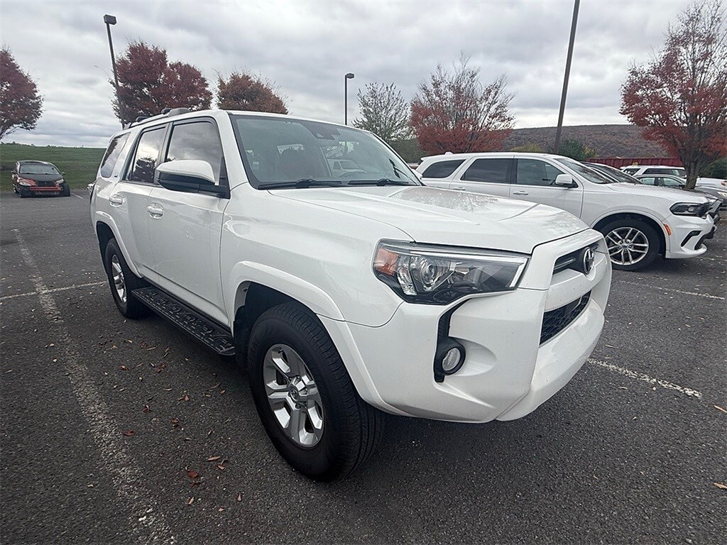 2020 Toyota 4Runner SR5 photo 2