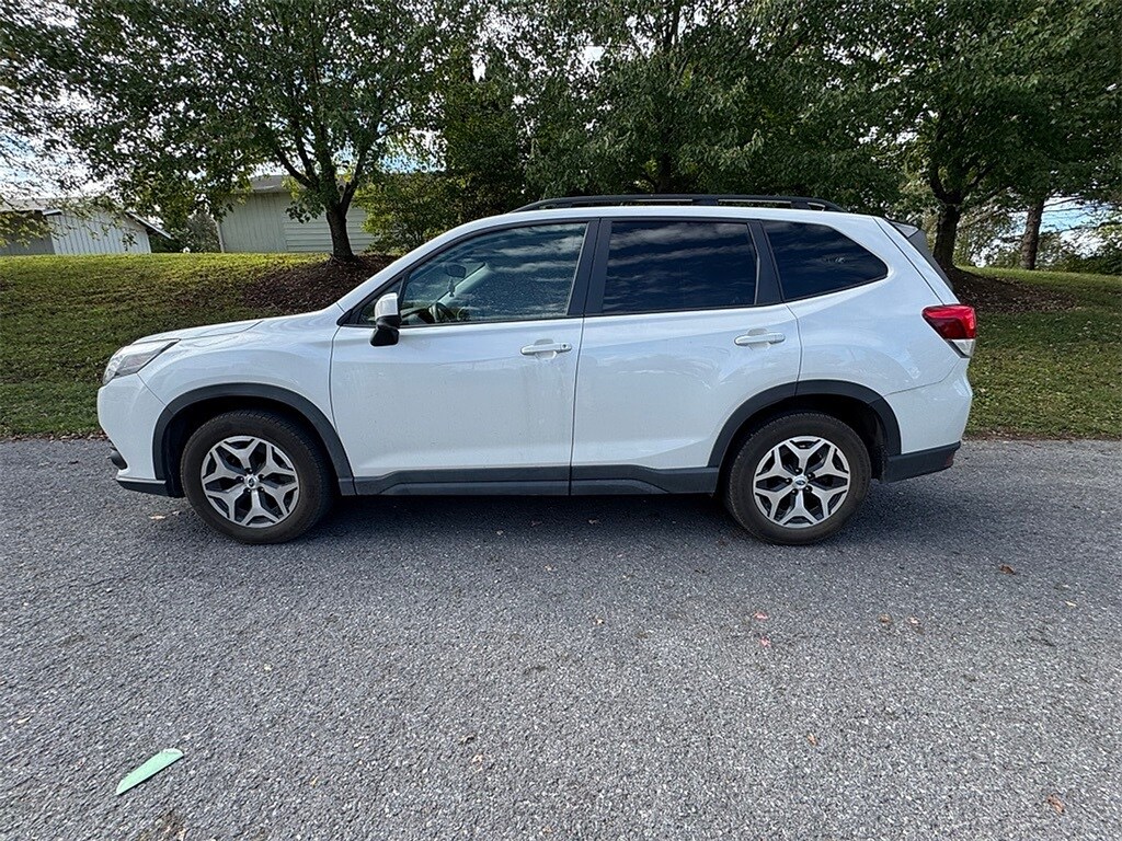 2024 Subaru Forester Premium photo 2