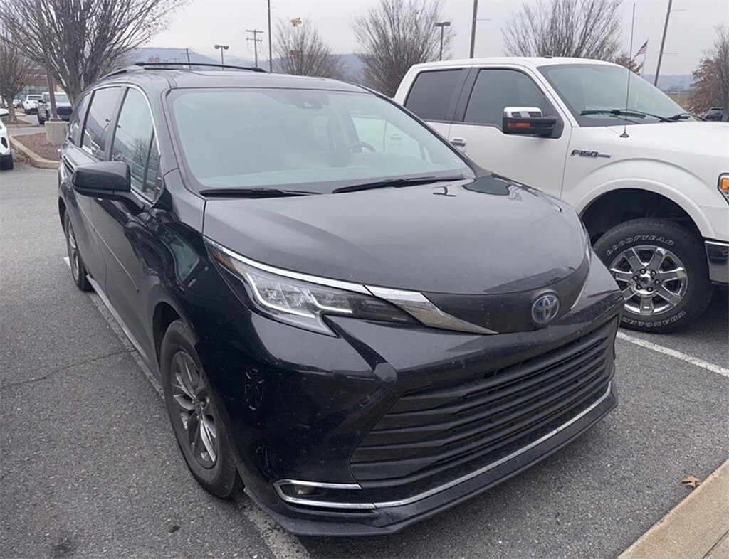 Used 2023 Toyota Sienna XLE Minivan/Van