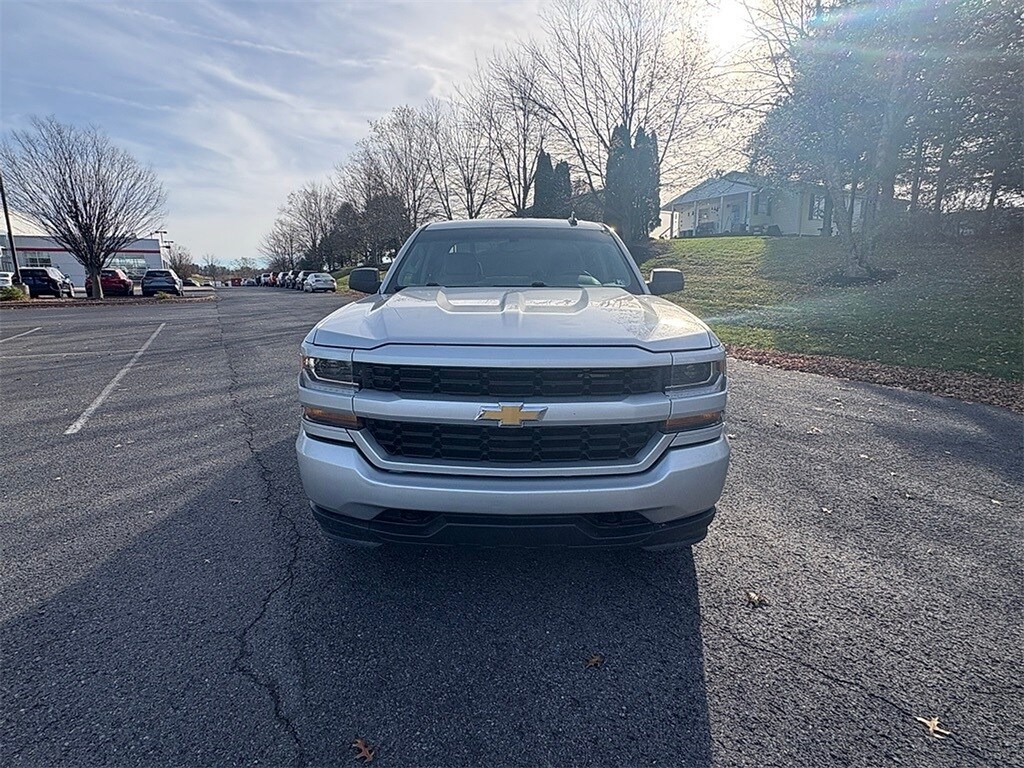 2019 Chevrolet Silverado 1500 Custom photo 2