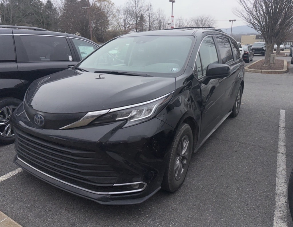 Used 2023 Toyota Sienna XLE Minivan/Van
