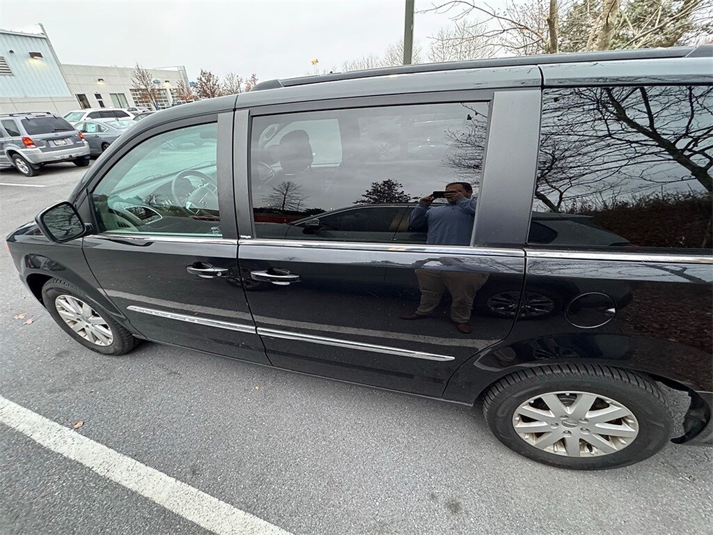 2013 Chrysler Town & Country Touring photo 3