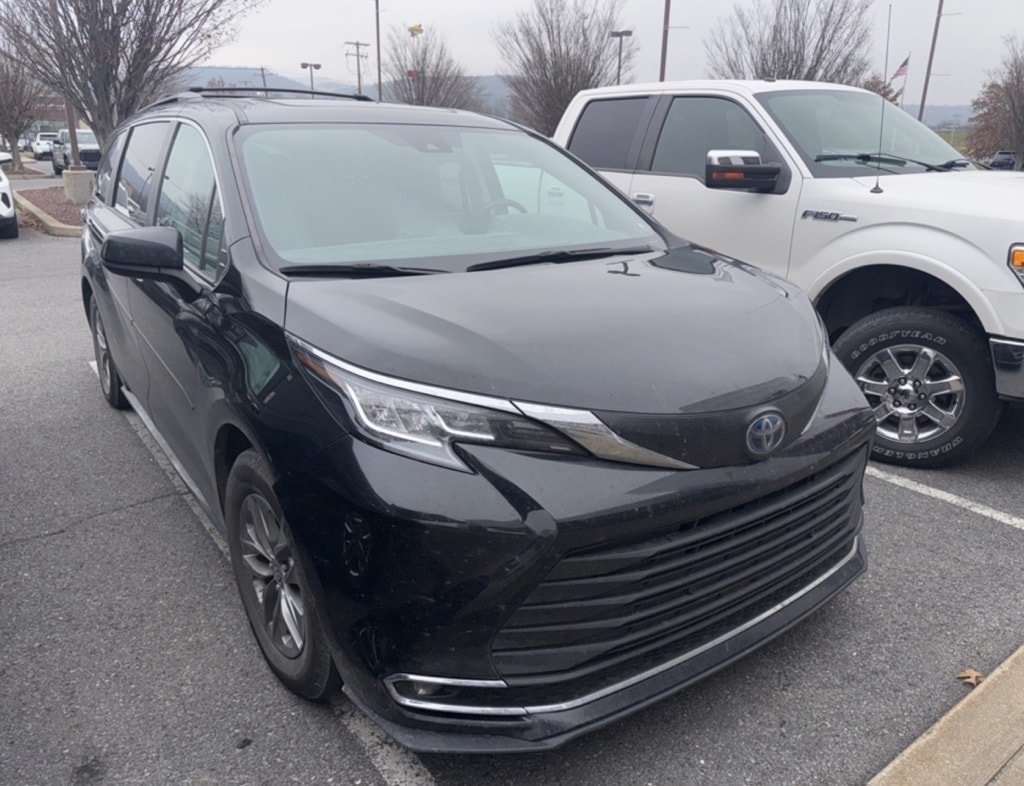 Used 2023 Toyota Sienna XLE Minivan/Van
