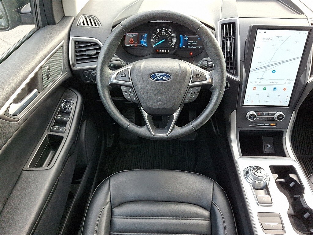 2022 Ford Edge SEL photo 2