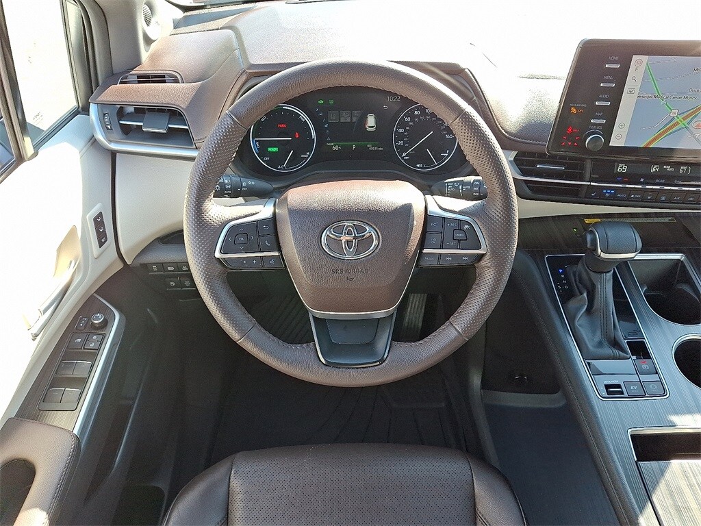 2024 Toyota Sienna Platinum photo 2