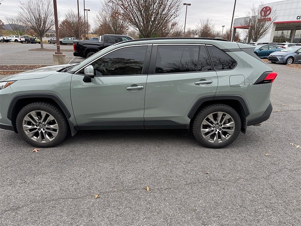 2022 Toyota RAV4 XLE Premium photo 3