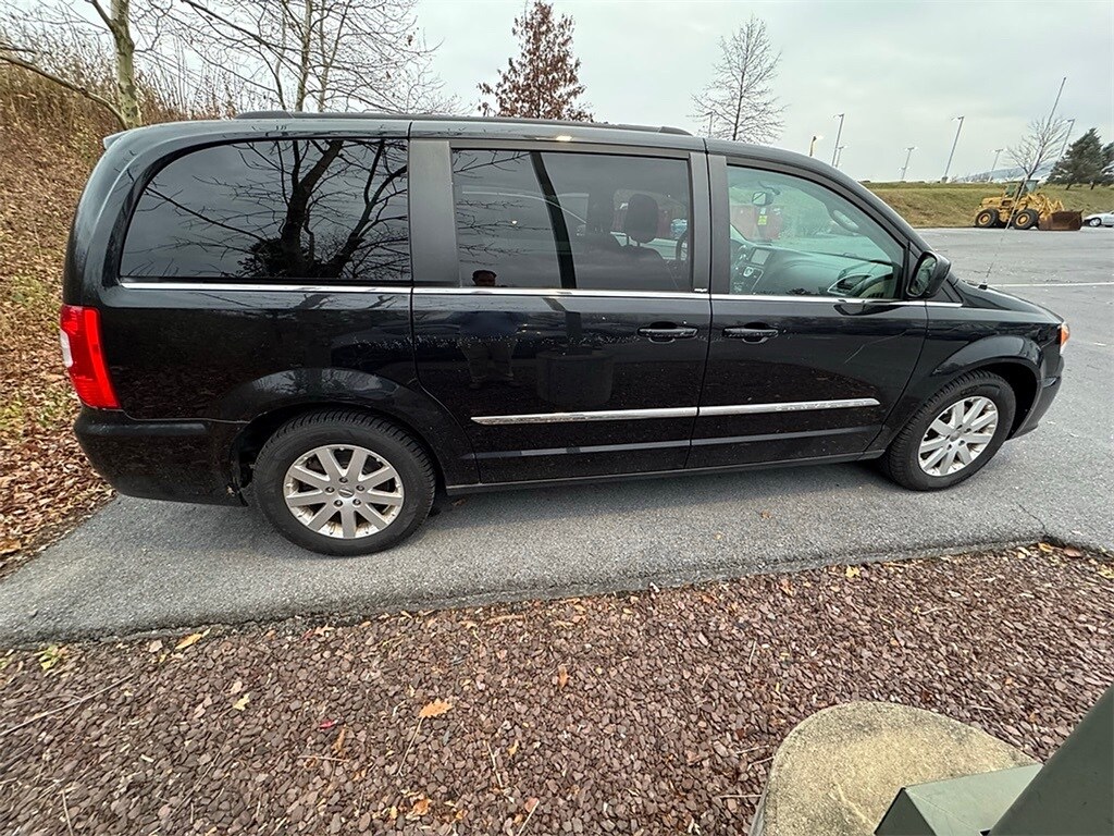 2013 Chrysler Town & Country Touring photo 2