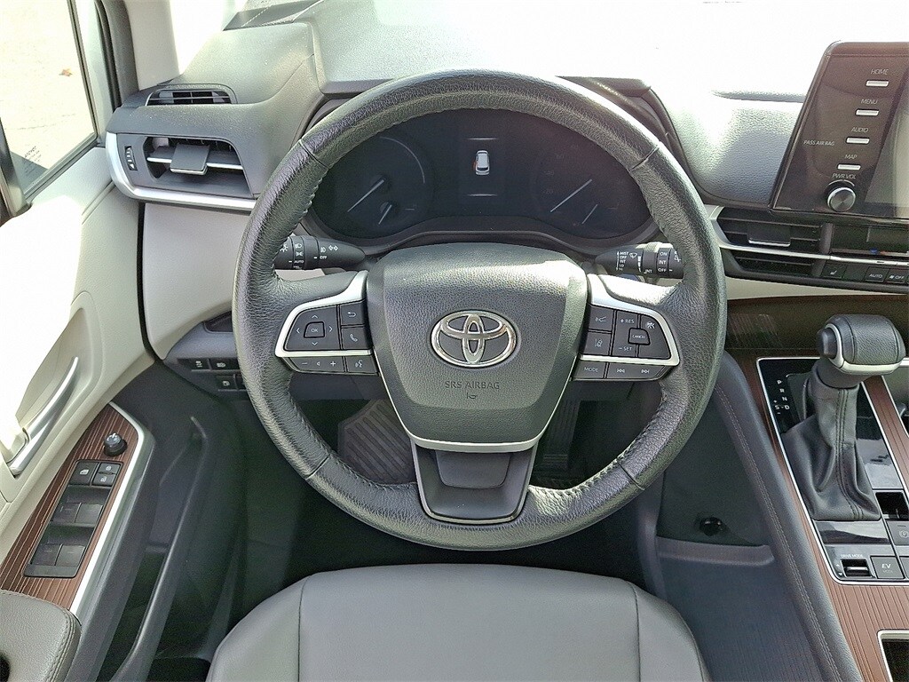 2023 Toyota Sienna XLE photo 2