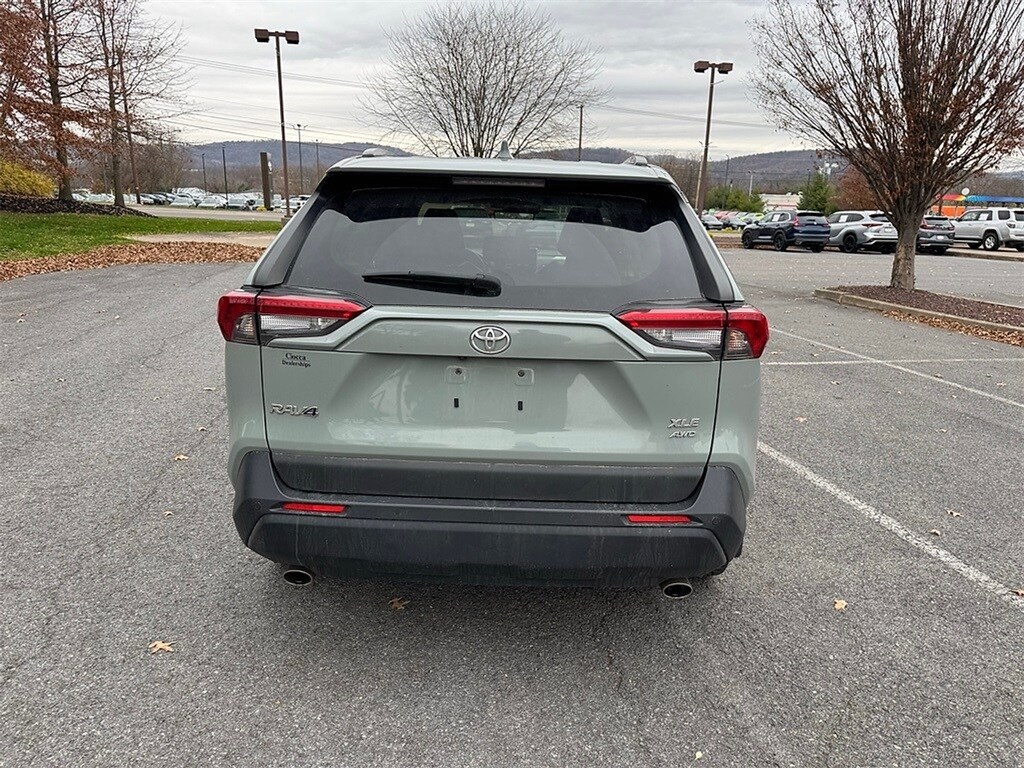 2022 Toyota RAV4 XLE Premium photo 4