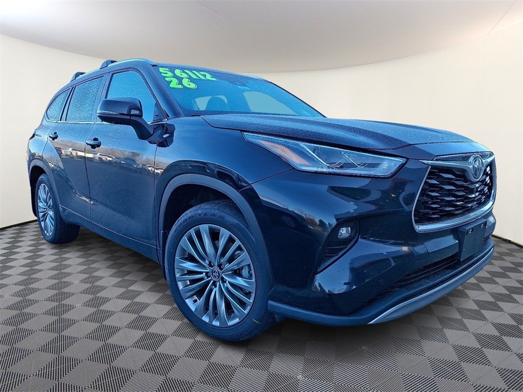 2026 Toyota Highlander Platinum's photo