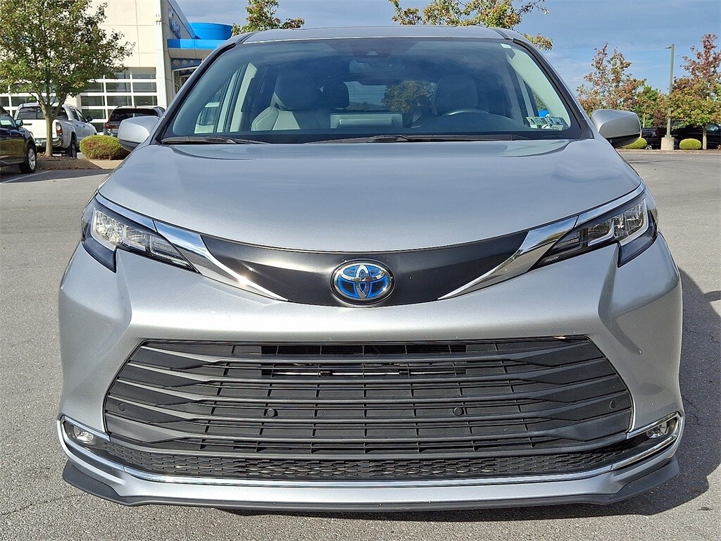 2023 Toyota Sienna XLE photo 4