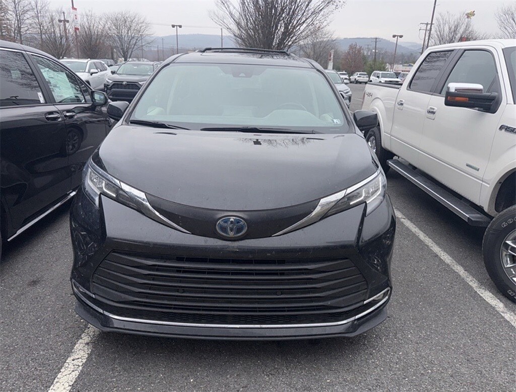Used 2023 Toyota Sienna XLE Minivan/Van