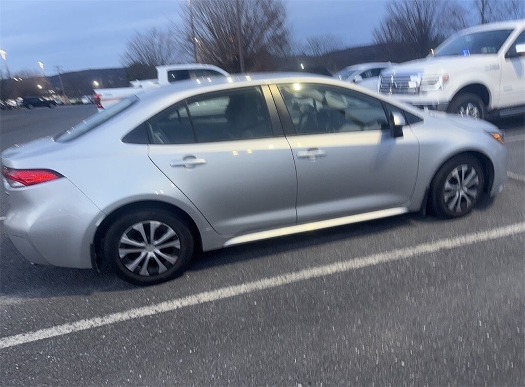 2022 Toyota Corolla Hybrid LE photo 2