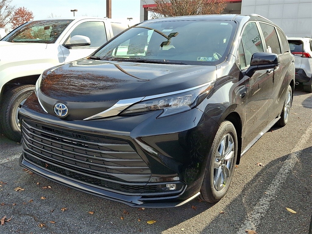 2025 Toyota Sienna XLE photo 3