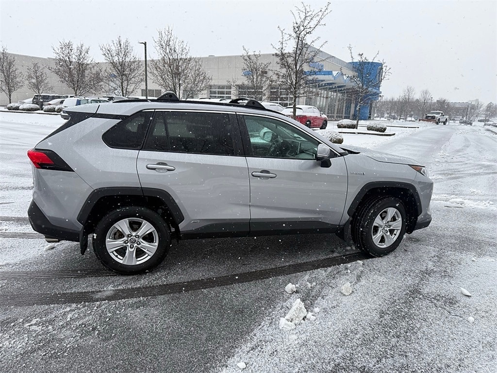 2021 Toyota RAV4 XLE's photo