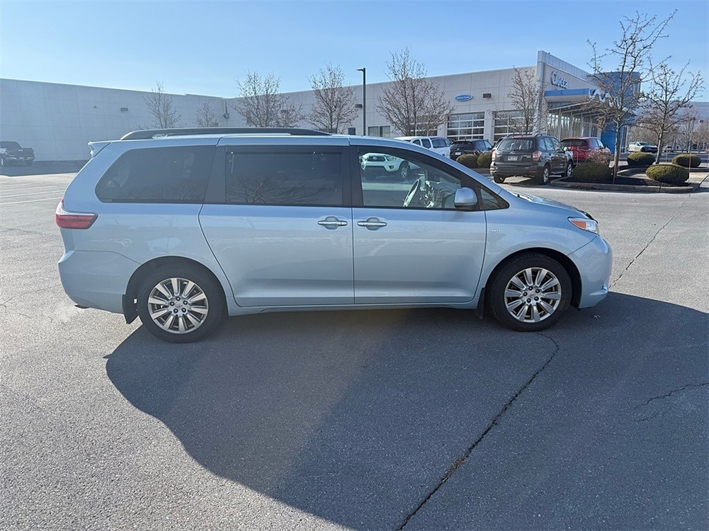 2017 Toyota Sienna XLE Premium's photo