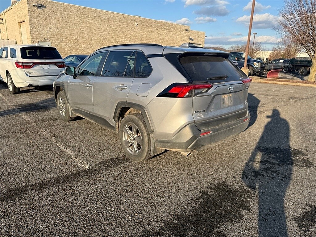 2023 Toyota RAV4 Hybrid XLE photo 2