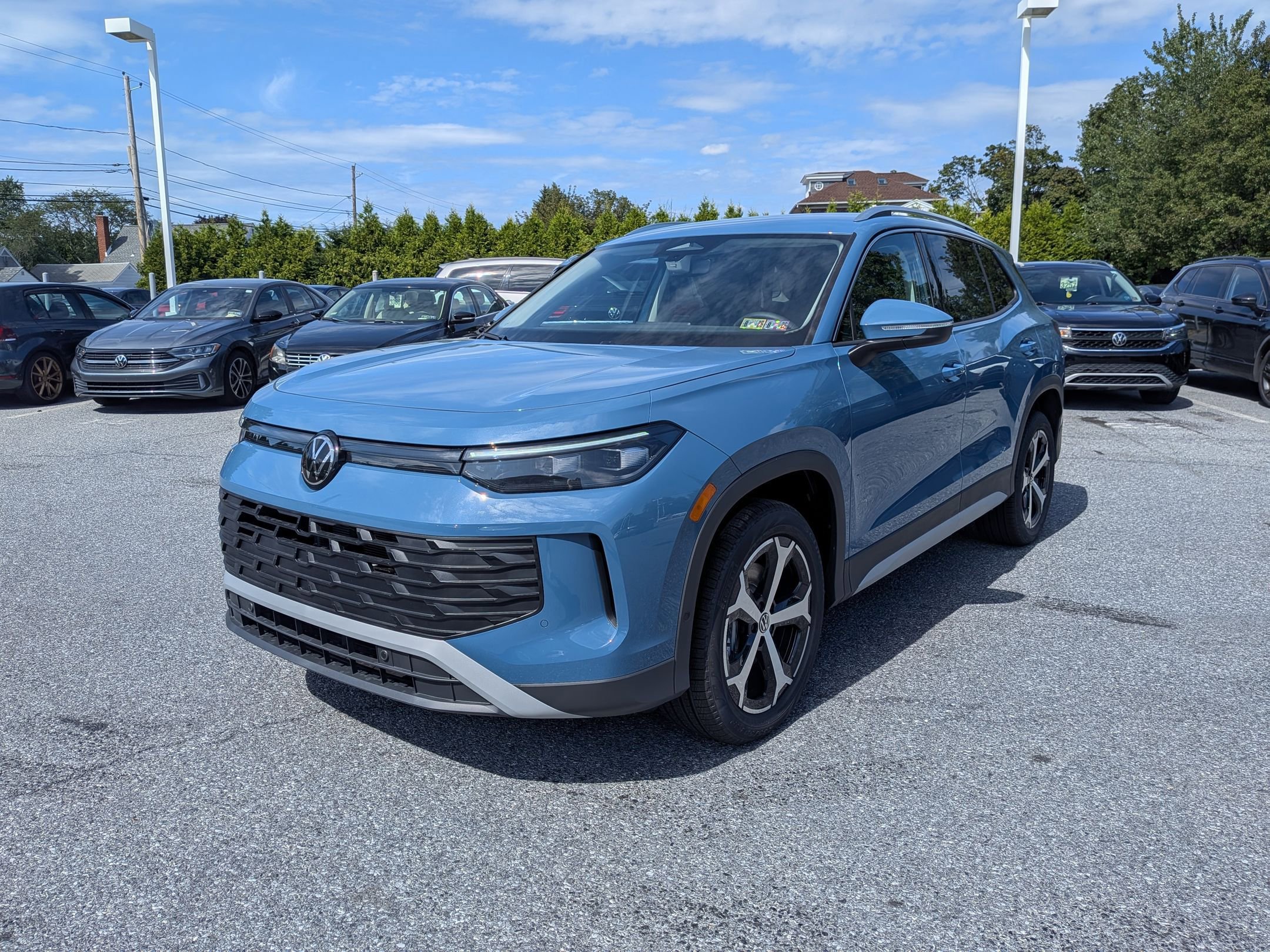 2025 Volkswagen Tiguan SE photo 3