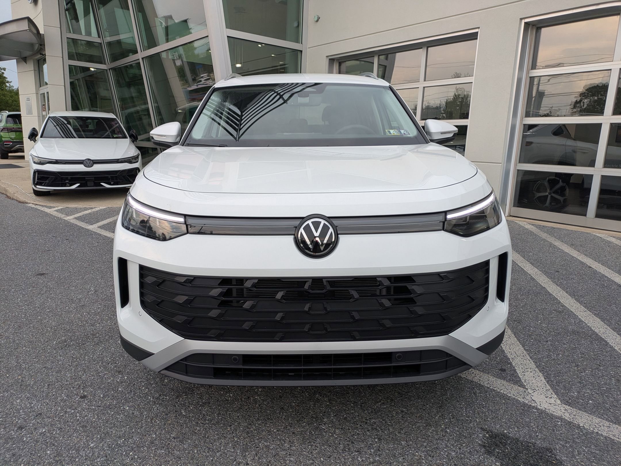 2025 Volkswagen Tiguan SE photo 2