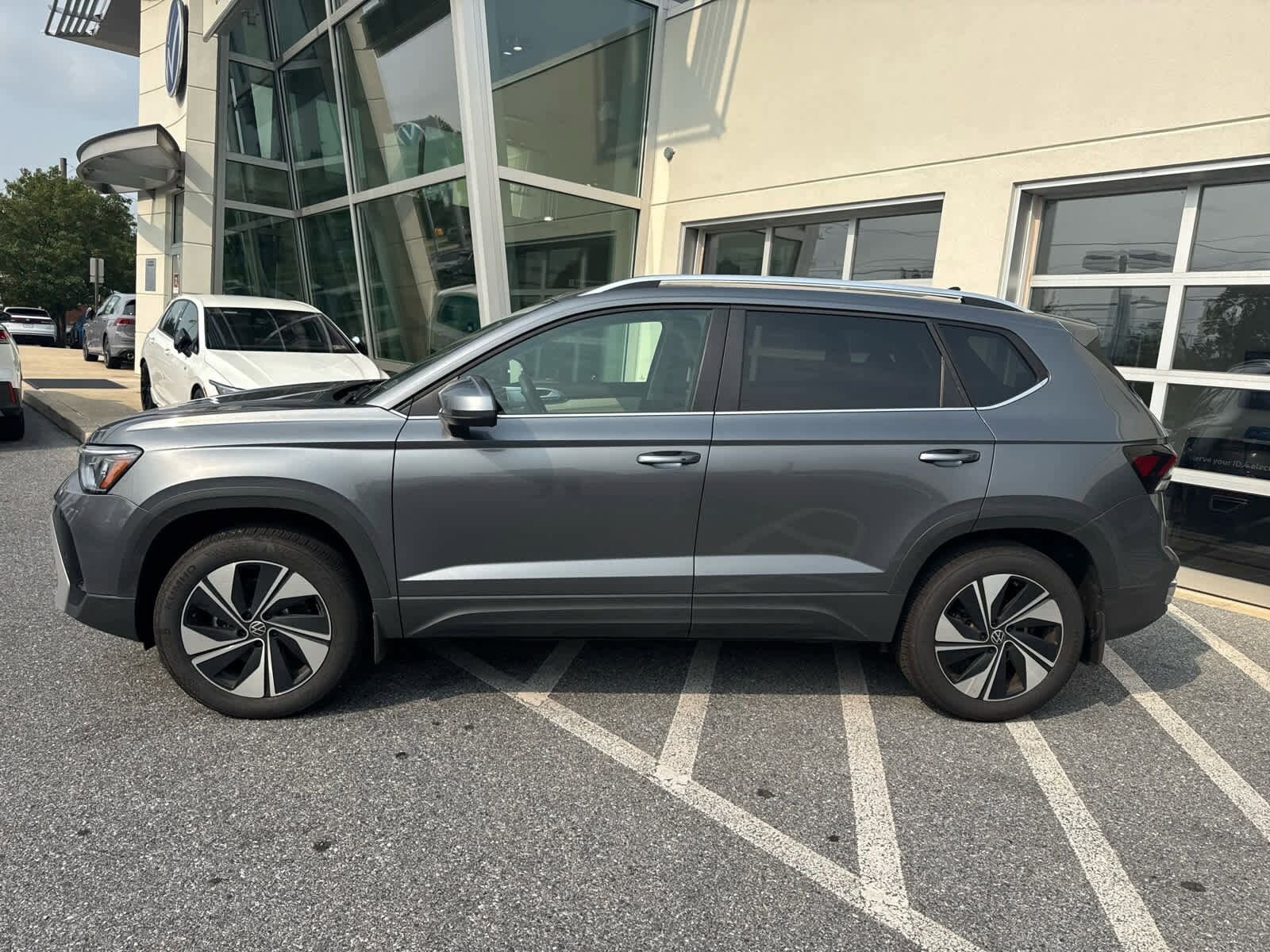 2025 Volkswagen Taos SE photo 2