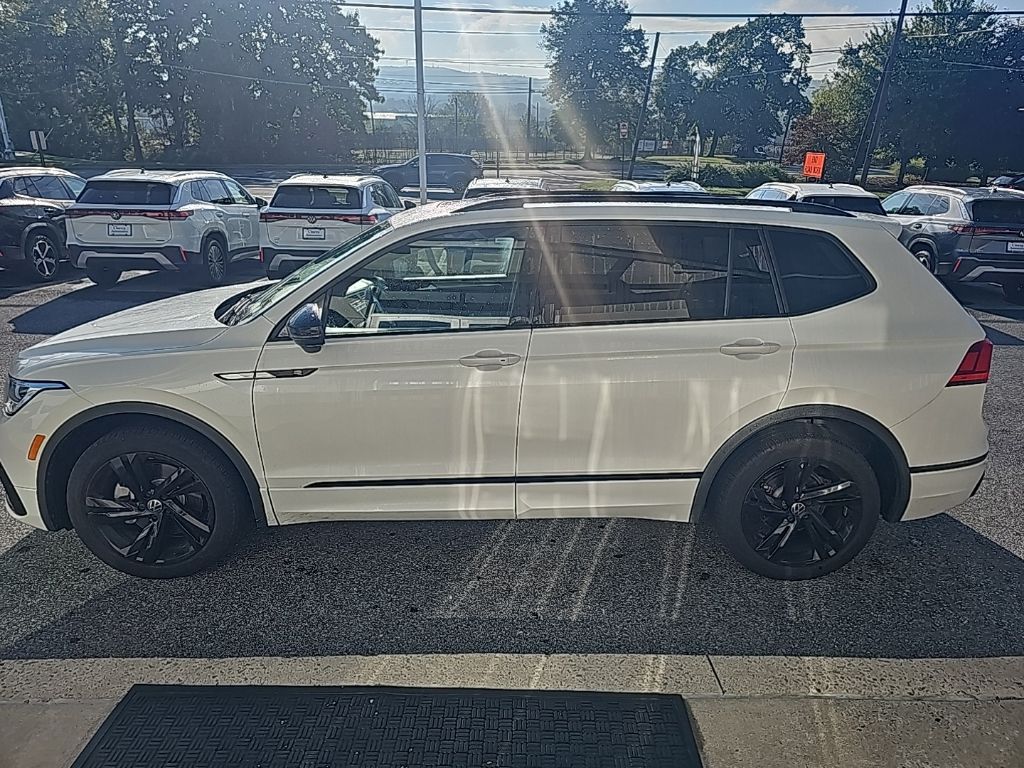 2023 Volkswagen Tiguan SE R-Line Black photo 3