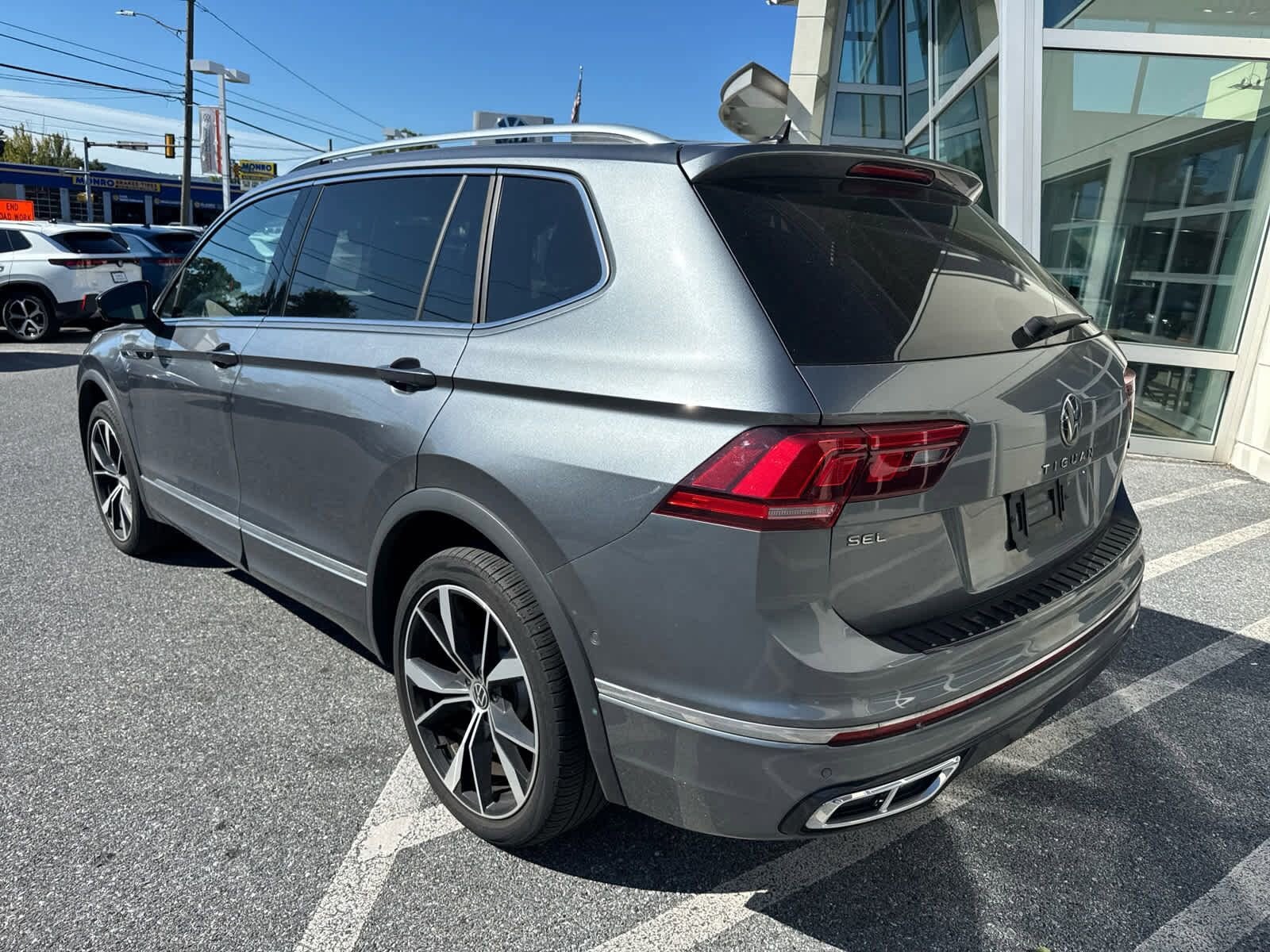 2023 Volkswagen Tiguan SEL R-Line Black photo 3