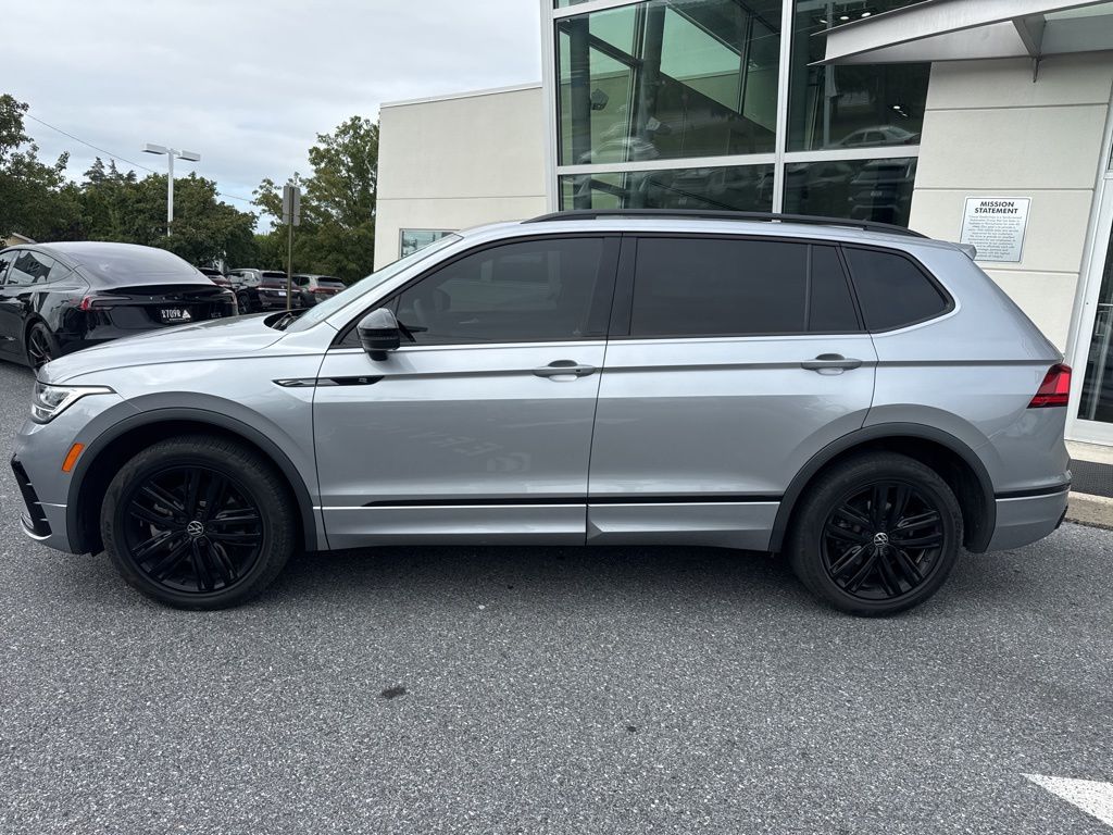 2022 Volkswagen Tiguan SE R-Line Black photo 2