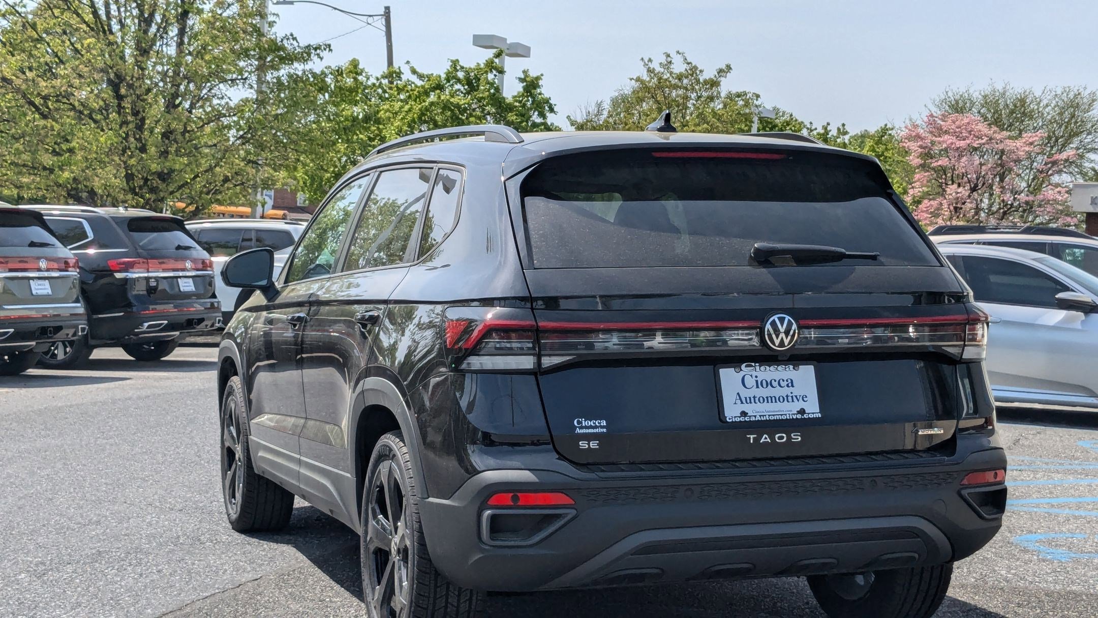 2025 Volkswagen Taos SE photo 4