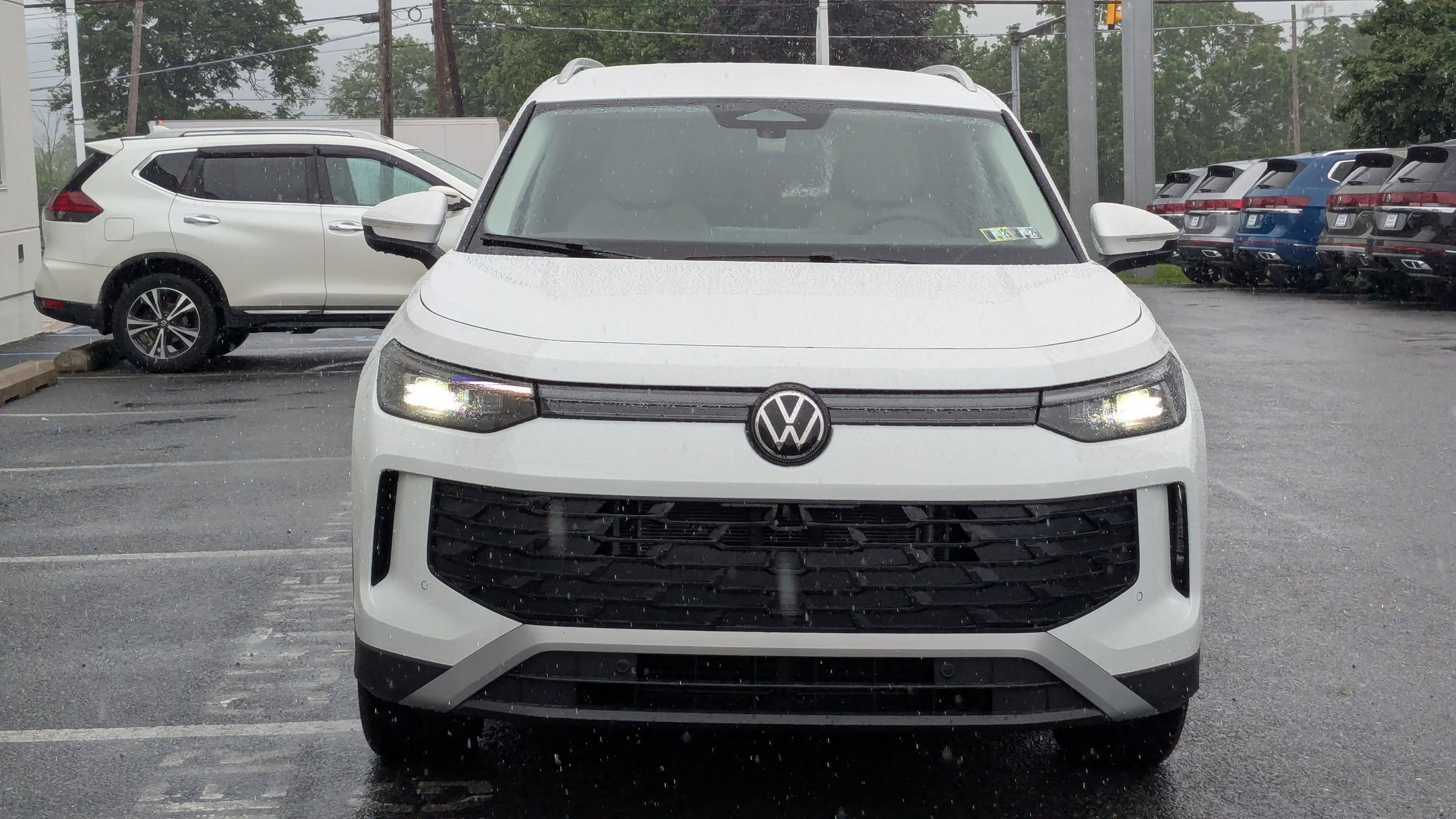 2025 Volkswagen Tiguan SE photo 2