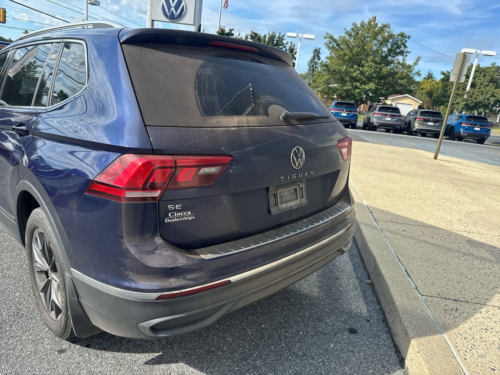 2023 Volkswagen Tiguan SE photo 2