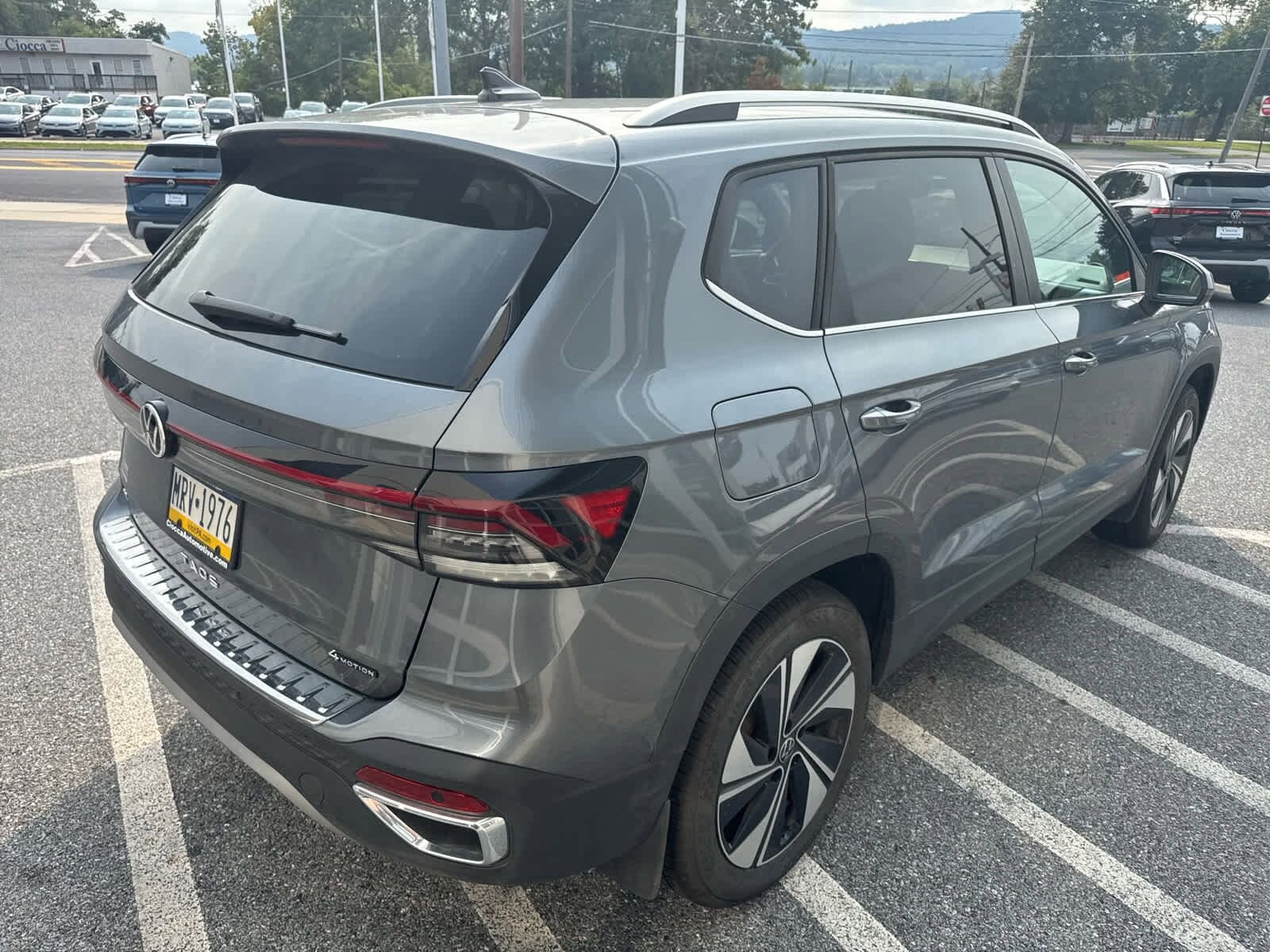 2025 Volkswagen Taos SE photo 4
