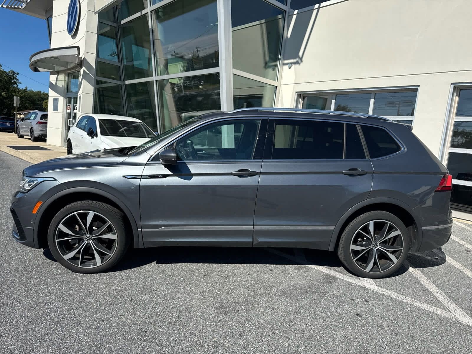 2023 Volkswagen Tiguan SEL R-Line Black photo 2
