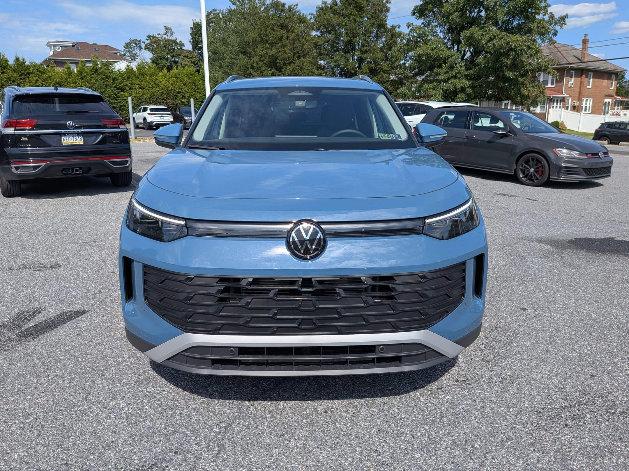 2025 Volkswagen Tiguan SE photo 2