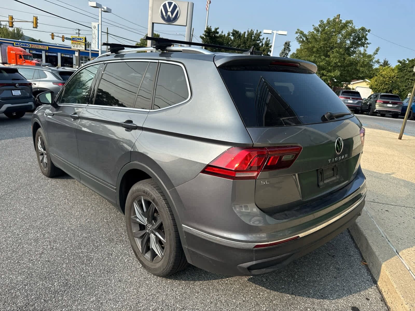 2022 Volkswagen Tiguan SE photo 3
