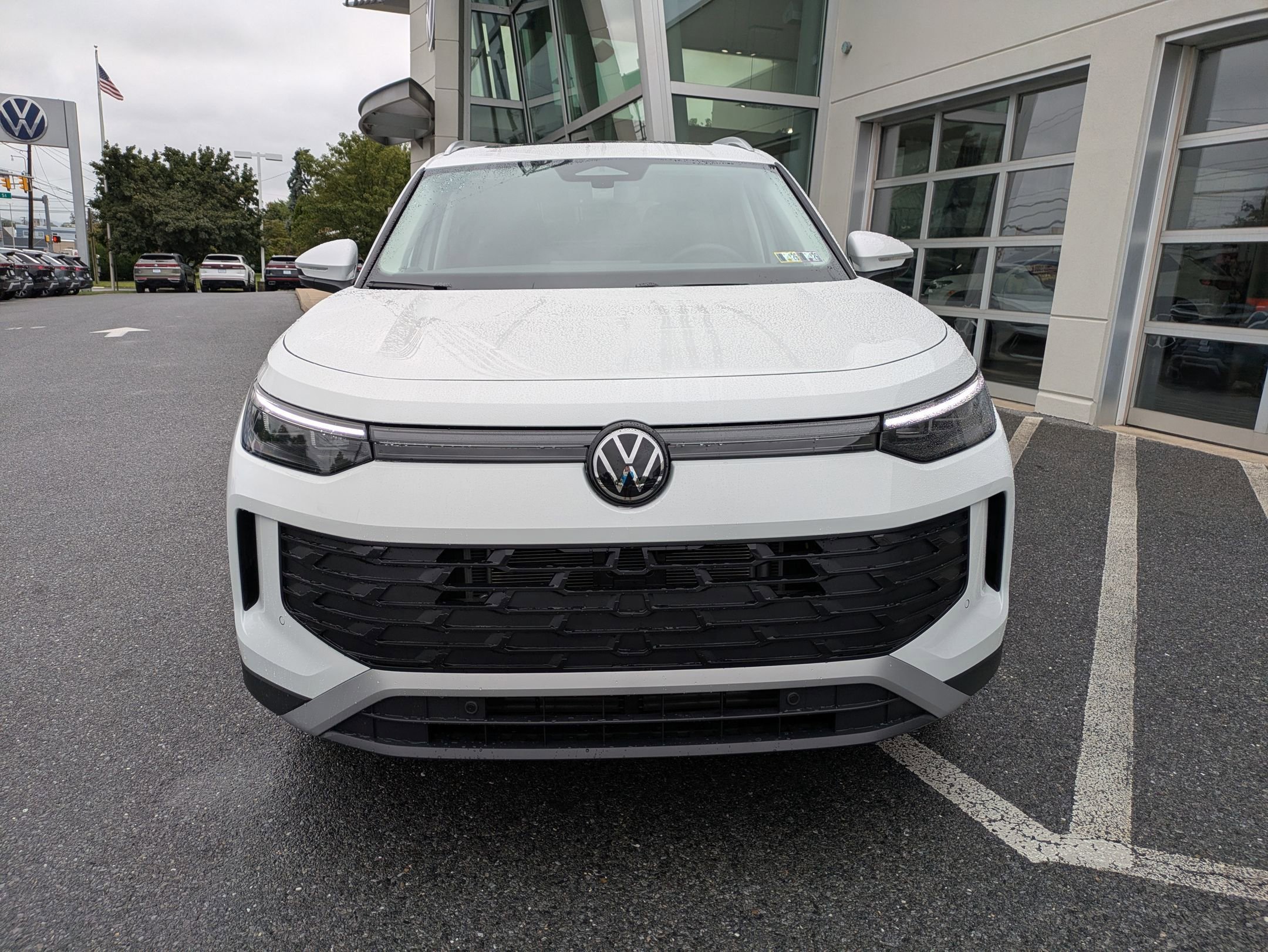 2025 Volkswagen Tiguan SE photo 2