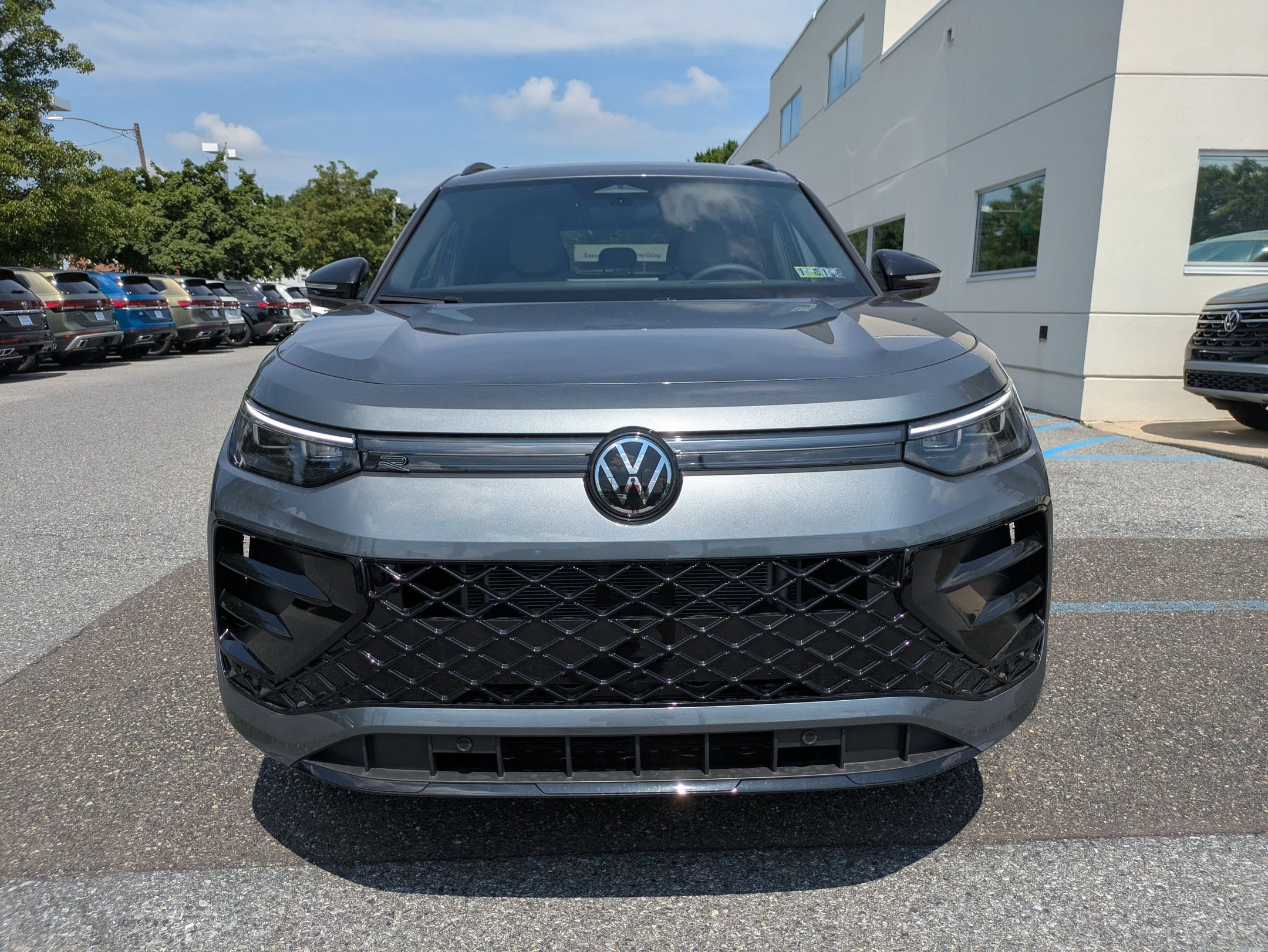2025 Volkswagen Tiguan SE R-Line Black photo 2