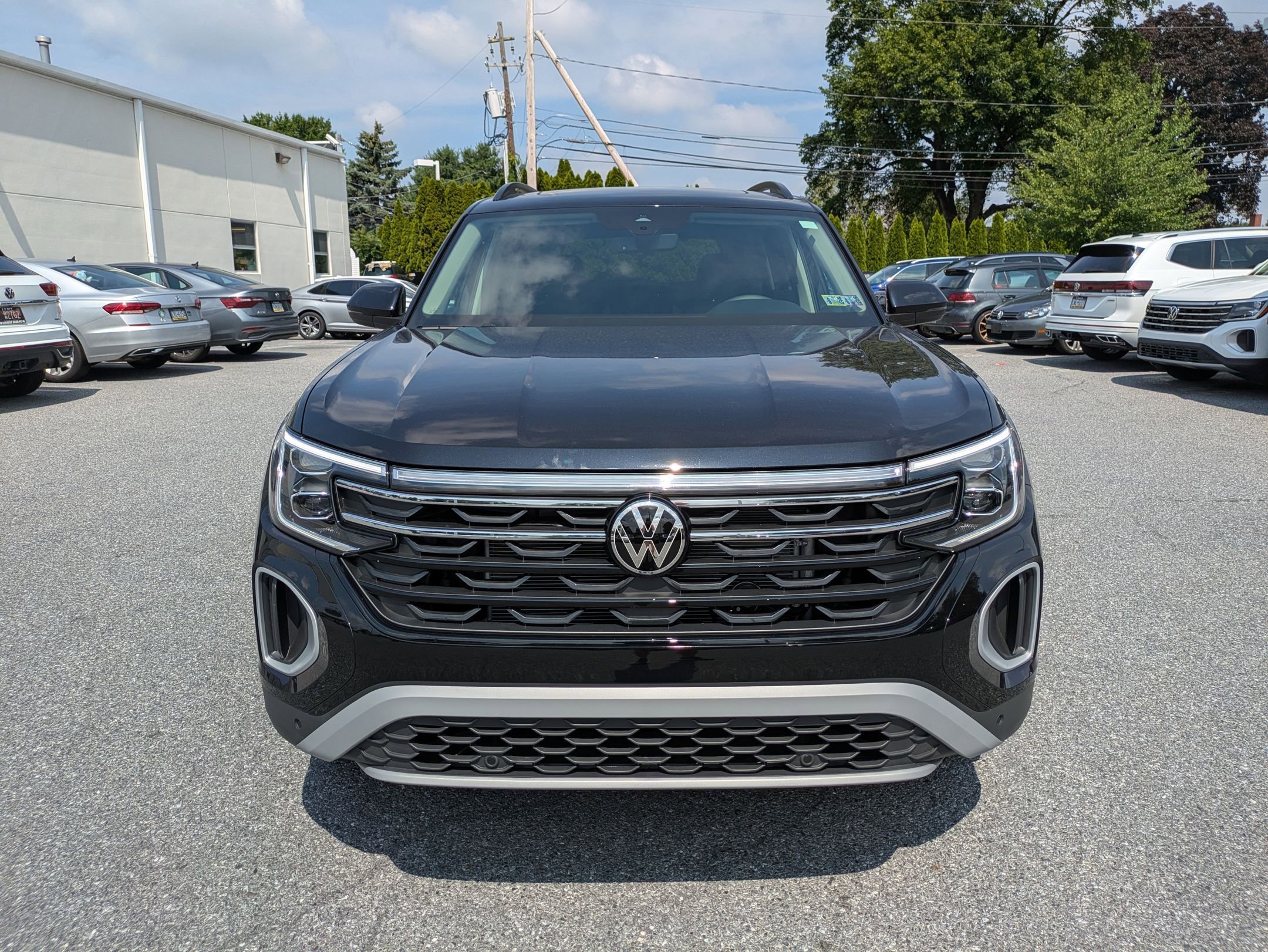 2025 Volkswagen Atlas Peak Edition SE photo 2