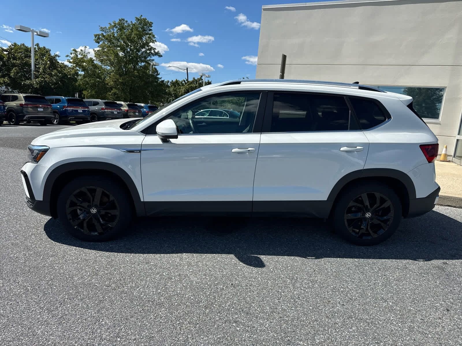 2022 Volkswagen Taos SE photo 2