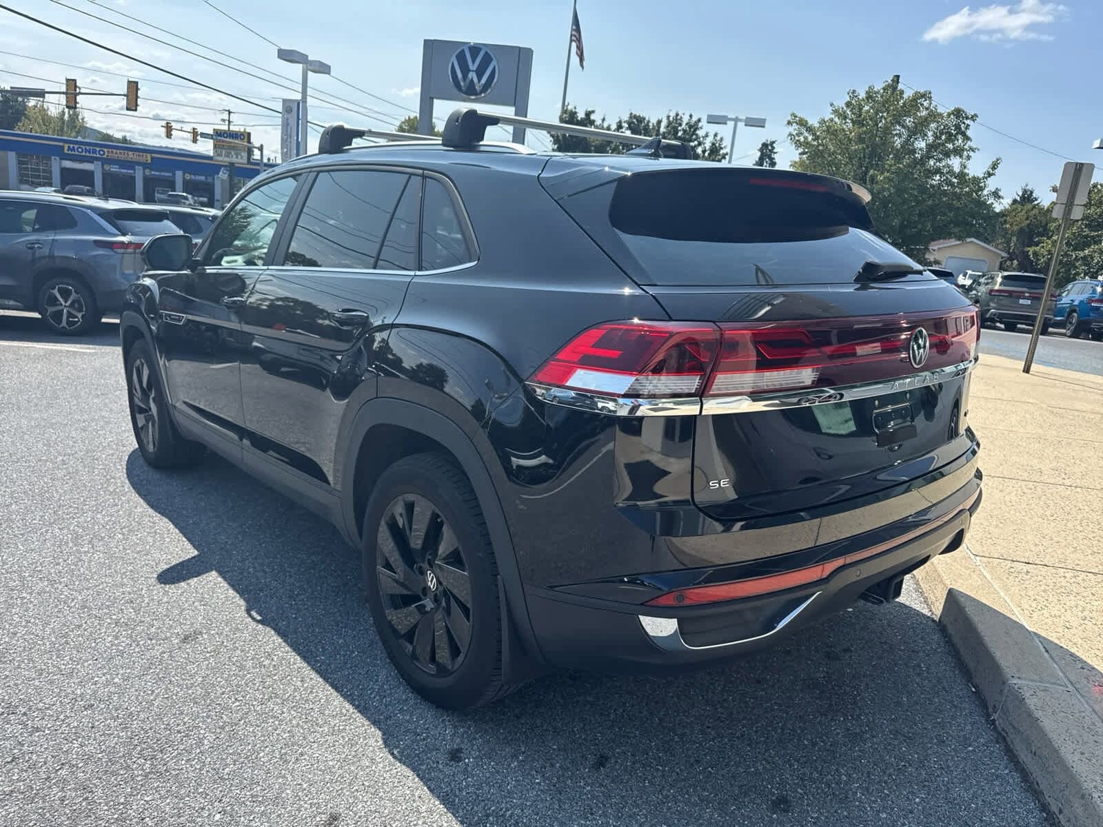 2024 Volkswagen Atlas Cross Sport SE Technology photo 3