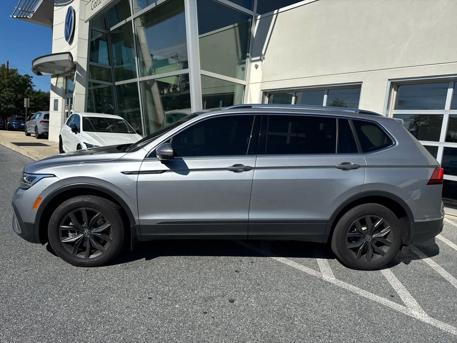 2023 Volkswagen Tiguan SE photo 2