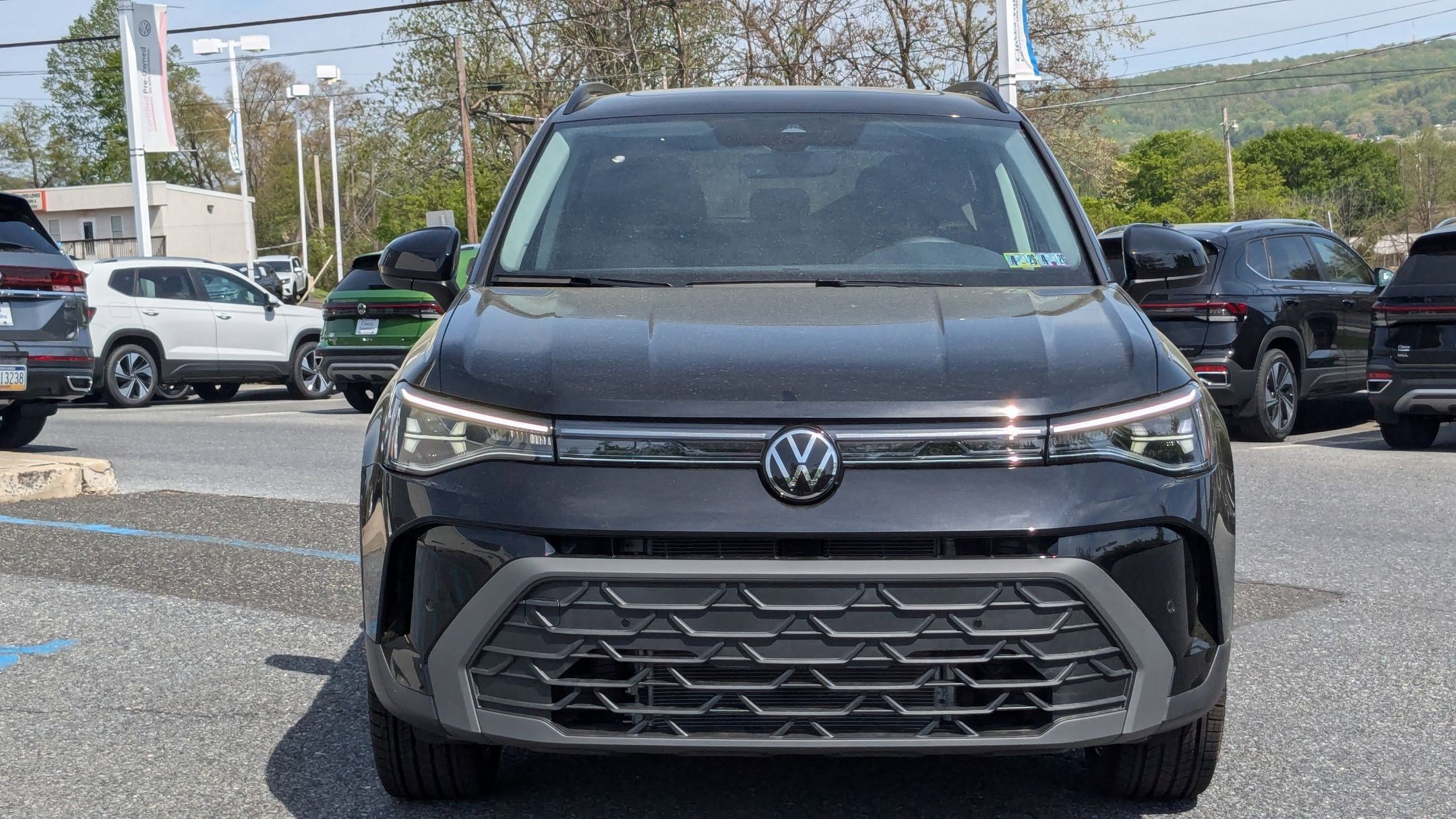 2025 Volkswagen Taos SE photo 2